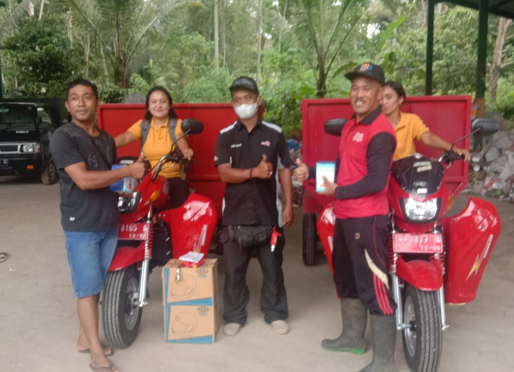 Bupati Badung Memberikan Motor Viar Roda 3 kepada TPST,di Desa Petang